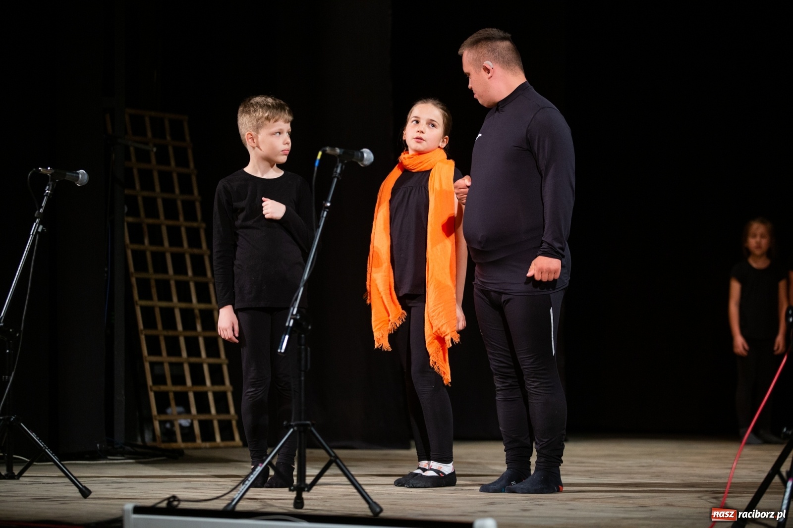 Zdjęcie w galerii na portalu naszraciborz.pl: Czwarta Ściana II na deskach sceny DK Strzecha wiadomości z regionu