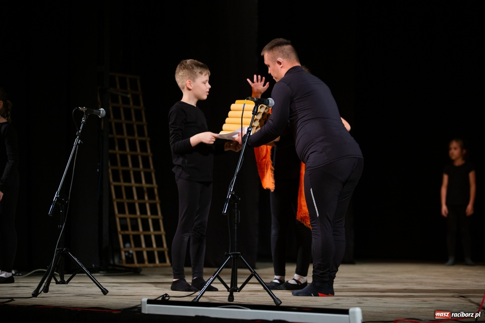 Zdjęcie w galerii na portalu naszraciborz.pl: Czwarta Ściana II na deskach sceny DK Strzecha wiadomości z regionu