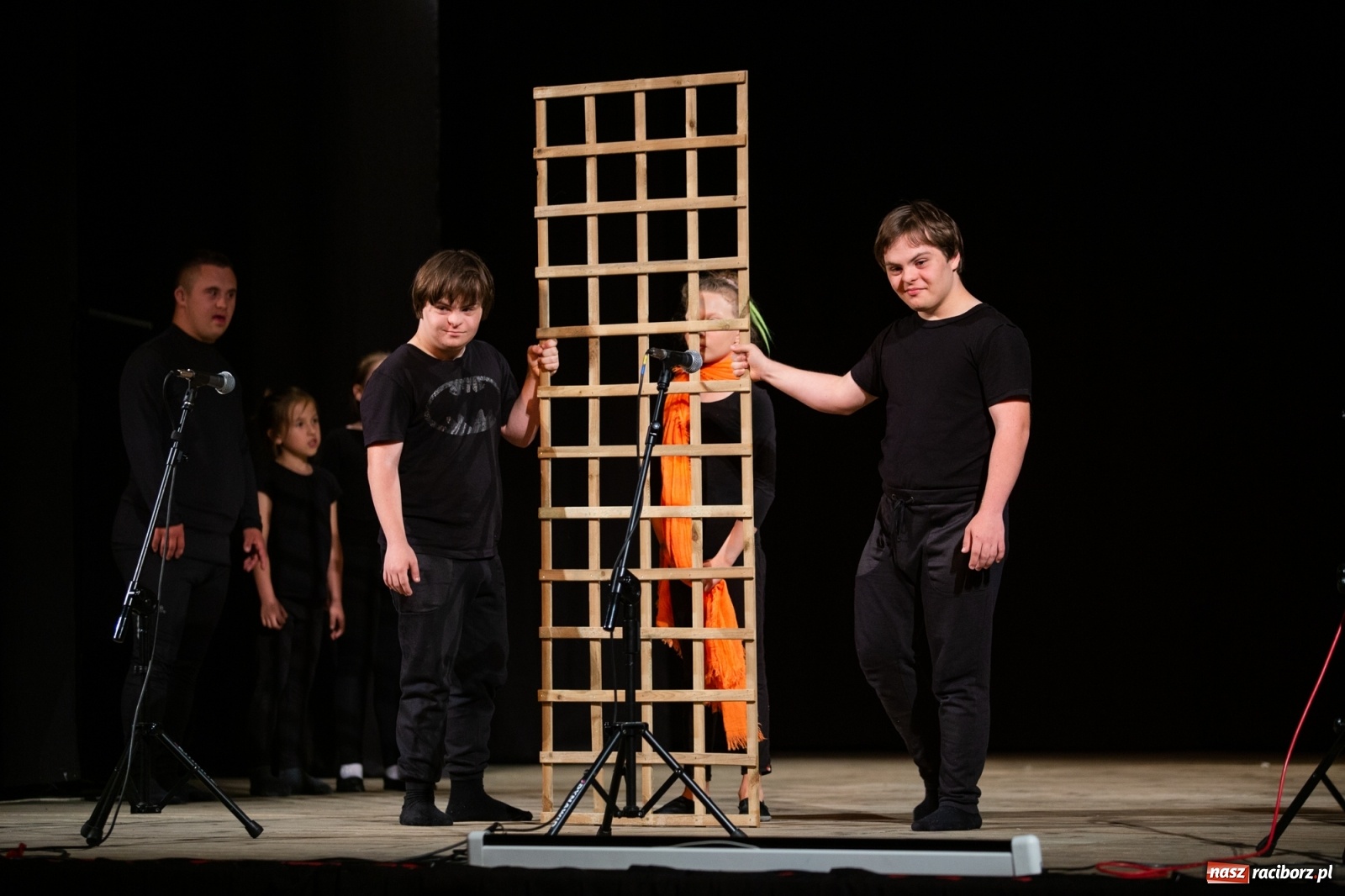 Zdjęcie w galerii na portalu naszraciborz.pl: Czwarta Ściana II na deskach sceny DK Strzecha wiadomości z regionu