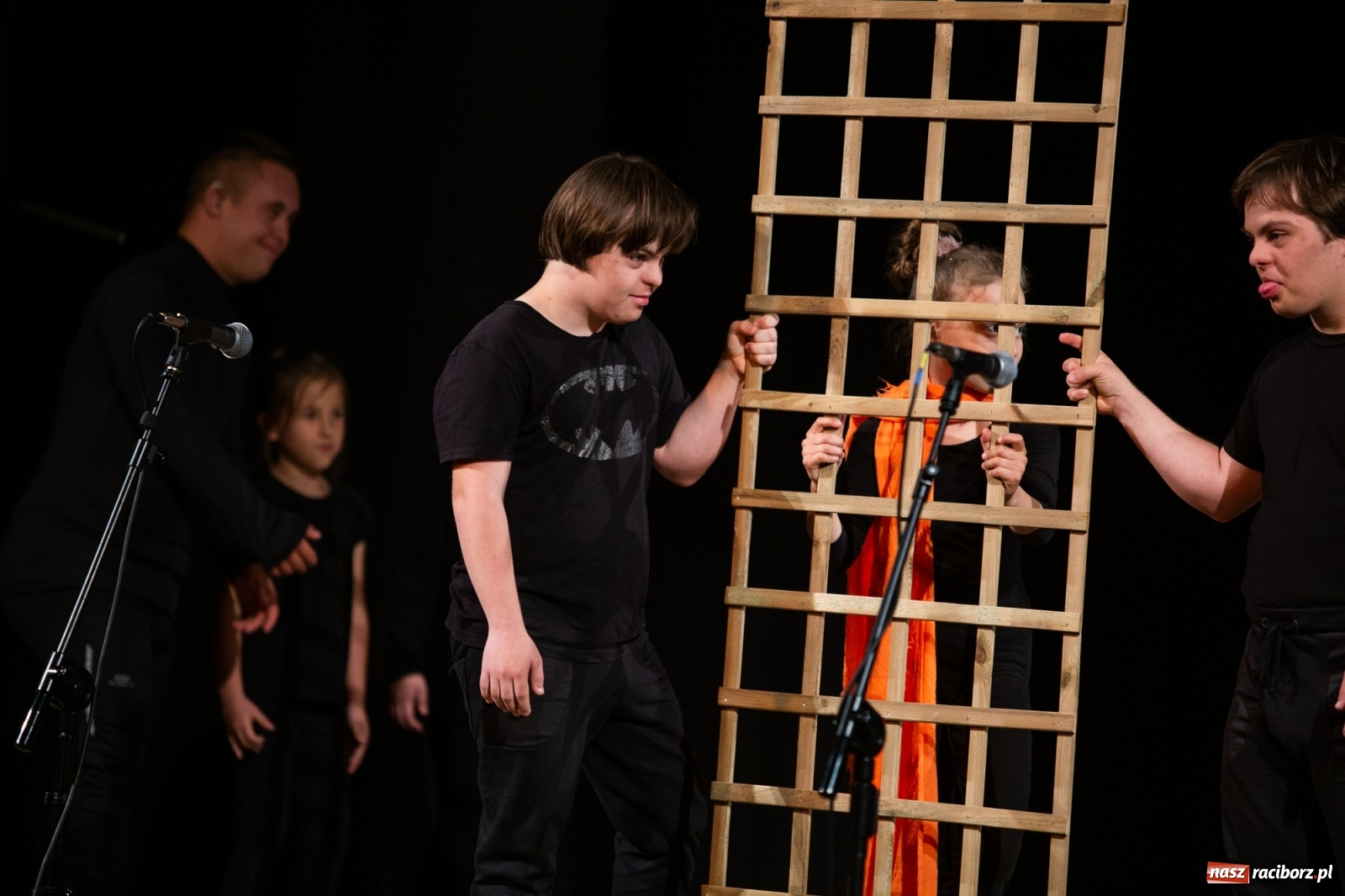 Zdjęcie w galerii na portalu naszraciborz.pl: Czwarta Ściana II na deskach sceny DK Strzecha wiadomości z regionu