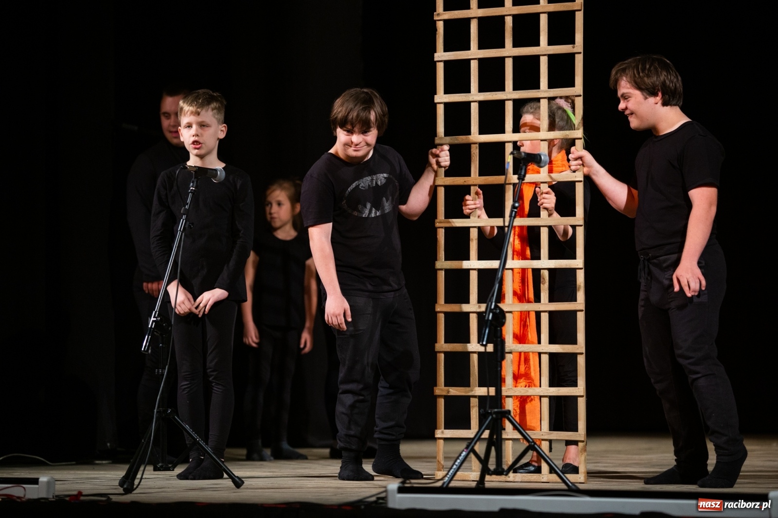 Zdjęcie w galerii na portalu naszraciborz.pl: Czwarta Ściana II na deskach sceny DK Strzecha wiadomości z regionu