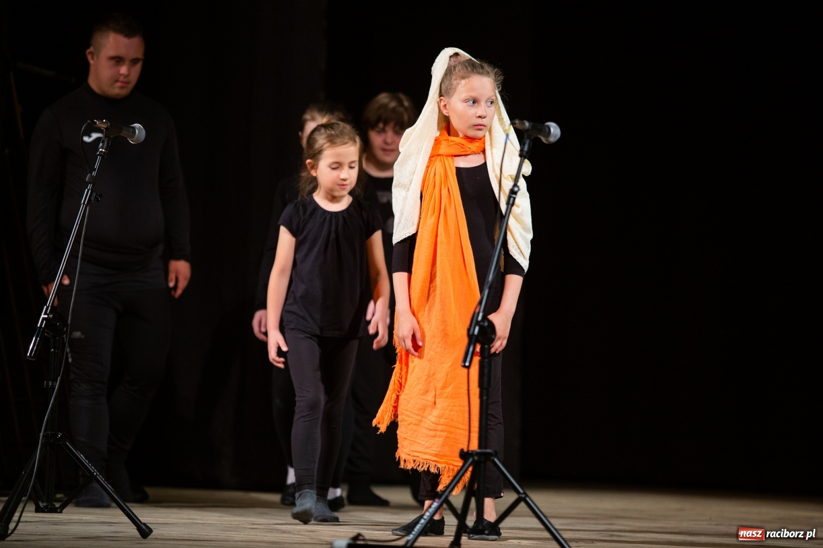 Zdjęcie w galerii na portalu naszraciborz.pl: Czwarta Ściana II na deskach sceny DK Strzecha wiadomości z regionu