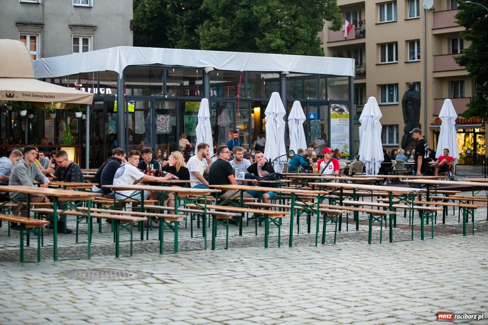 Zdjęcie w galerii na portalu naszraciborz.pl: Raciborska strefa kibica wystartowała wiadomości z regionu