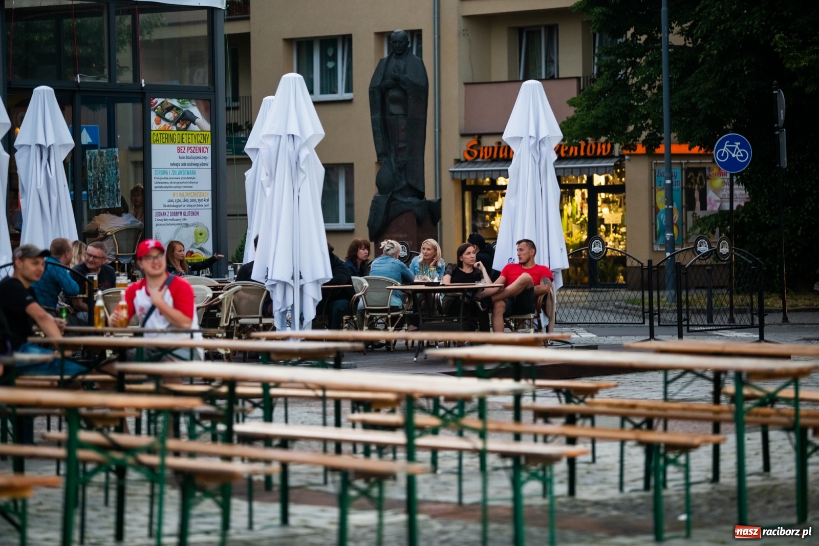 Zdjęcie w galerii na portalu naszraciborz.pl: Raciborska strefa kibica wystartowała wiadomości z regionu