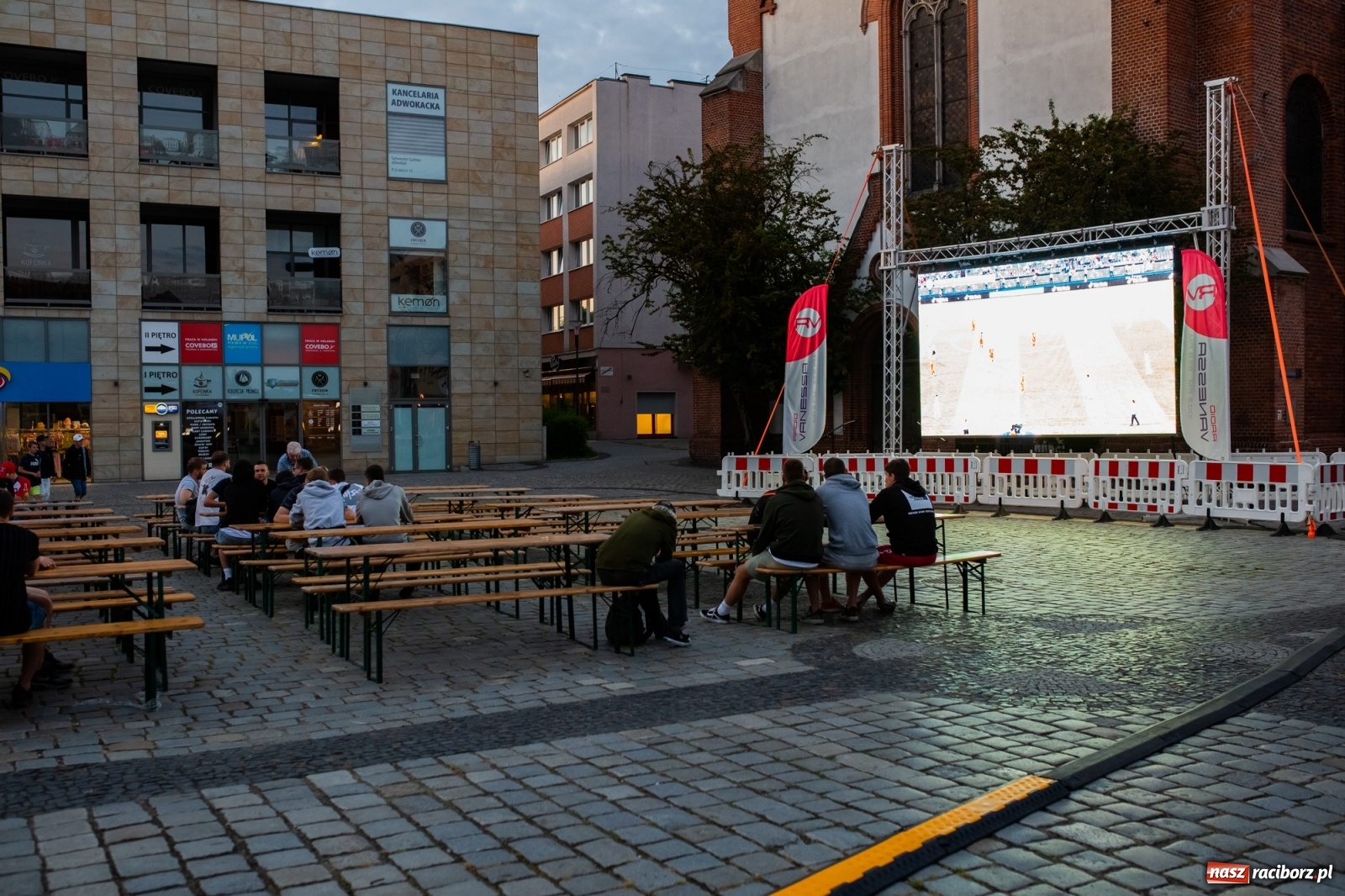 Zdjęcie w galerii na portalu naszraciborz.pl: Raciborska strefa kibica wystartowała wiadomości z regionu