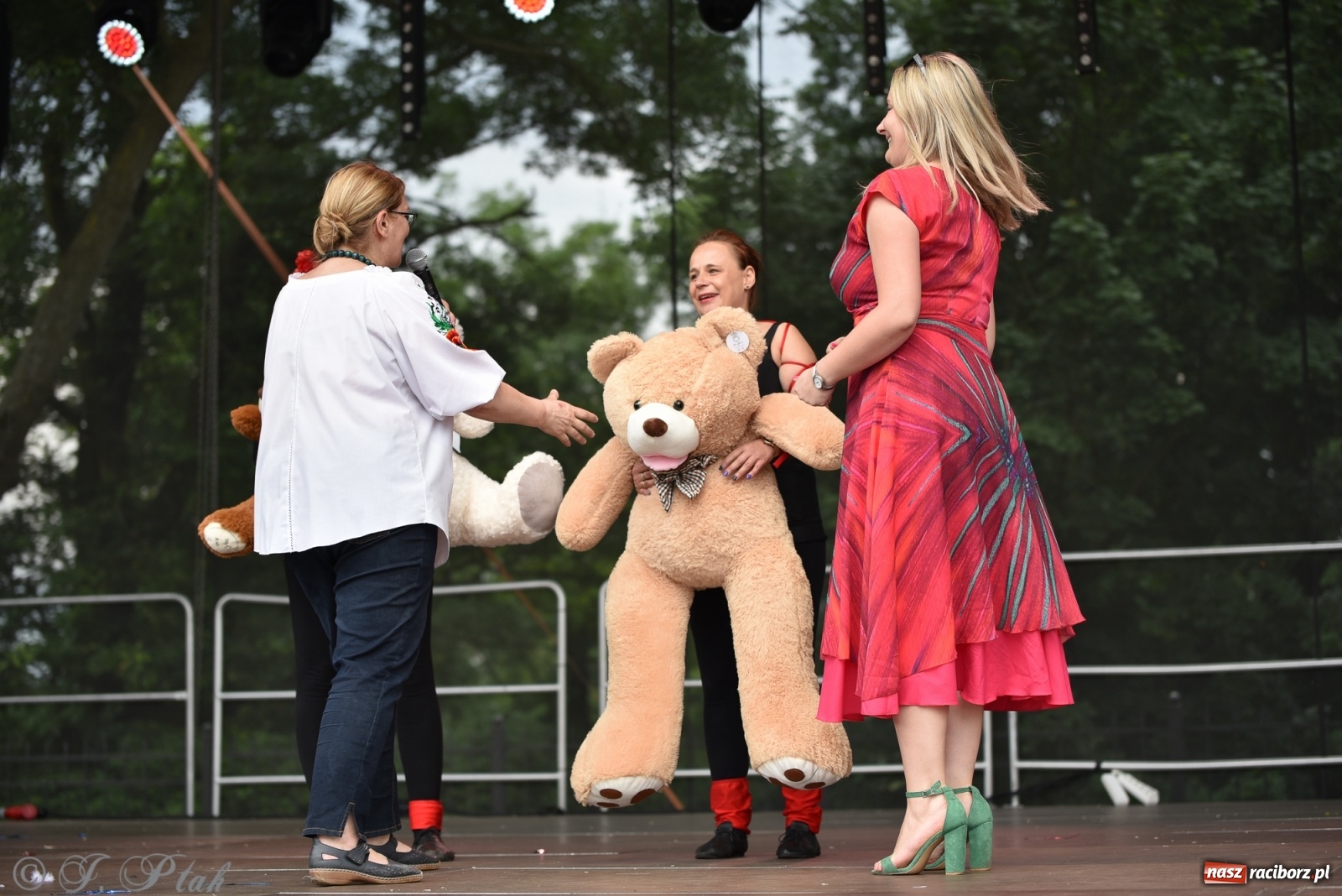 Zdjęcie w galerii na portalu naszraciborz.pl: I Ogólnopolski Mażoretkowy Zawrót Głowy Racibórz 2021 wiadomości z regionu