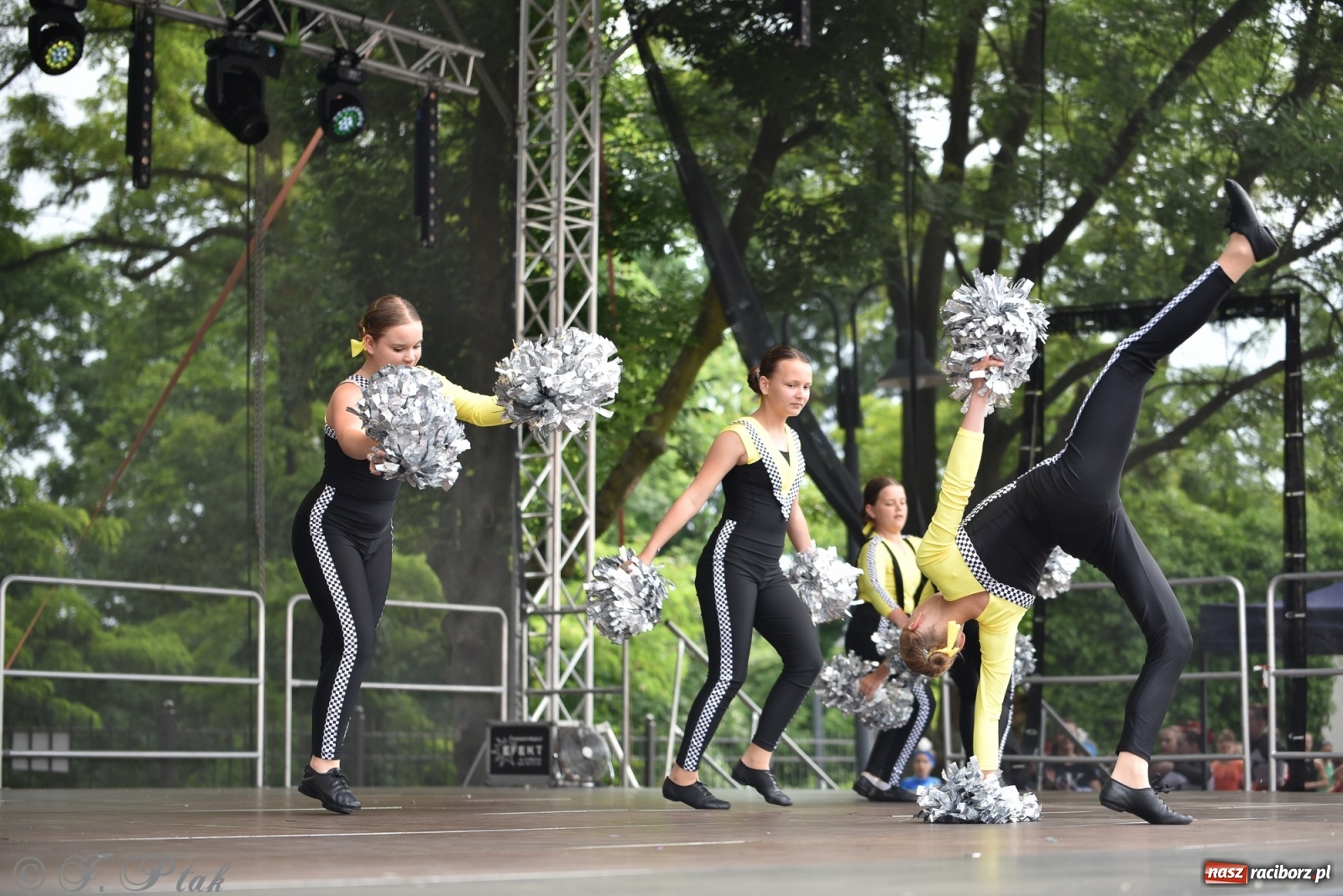 Zdjęcie w galerii na portalu naszraciborz.pl: I Ogólnopolski Mażoretkowy Zawrót Głowy Racibórz 2021 wiadomości z regionu