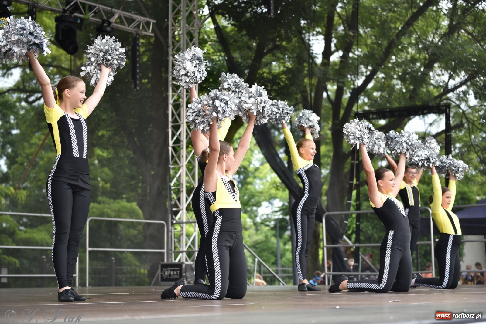 Zdjęcie w galerii na portalu naszraciborz.pl: I Ogólnopolski Mażoretkowy Zawrót Głowy Racibórz 2021 wiadomości z regionu