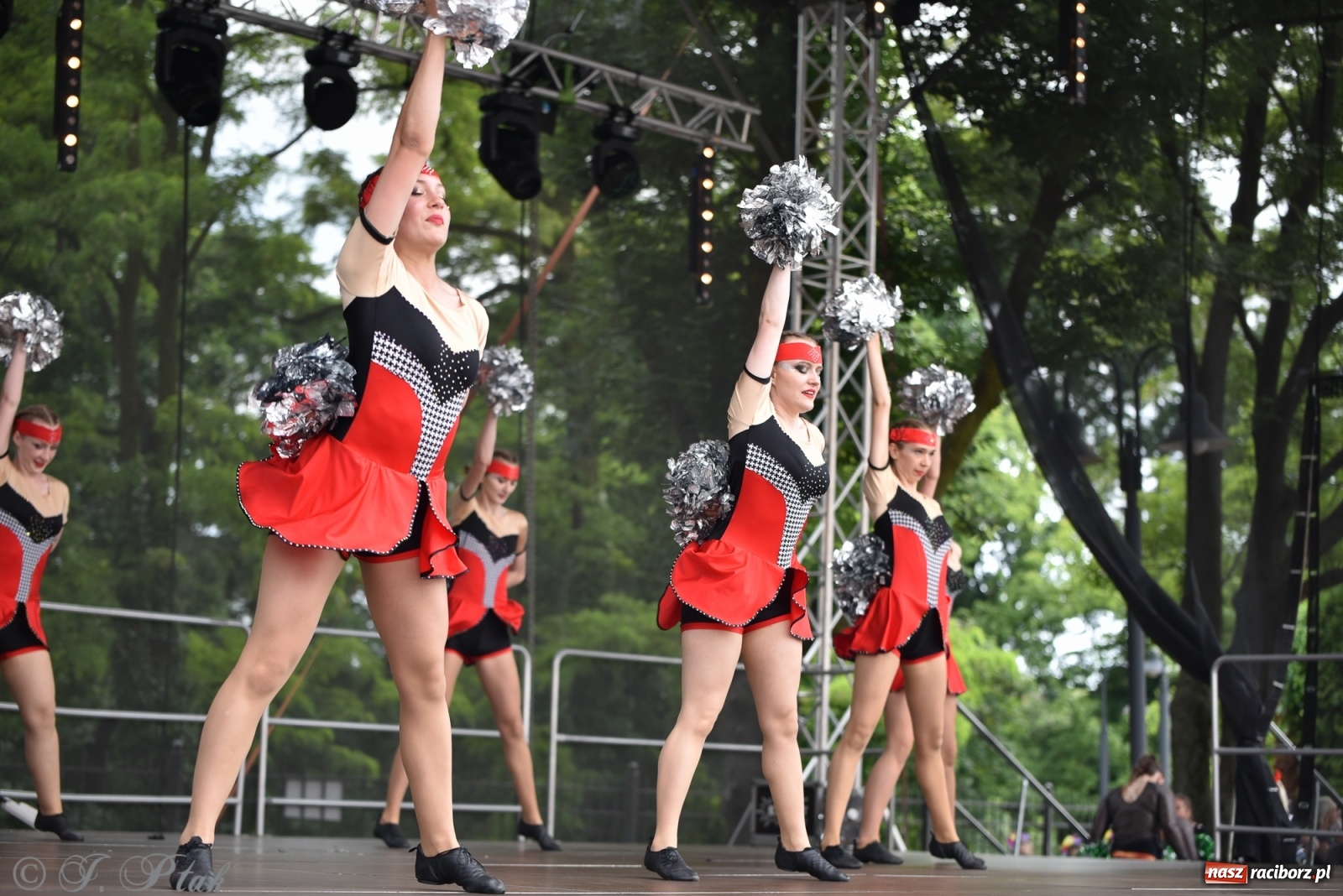 Zdjęcie w galerii na portalu naszraciborz.pl: I Ogólnopolski Mażoretkowy Zawrót Głowy Racibórz 2021 wiadomości z regionu