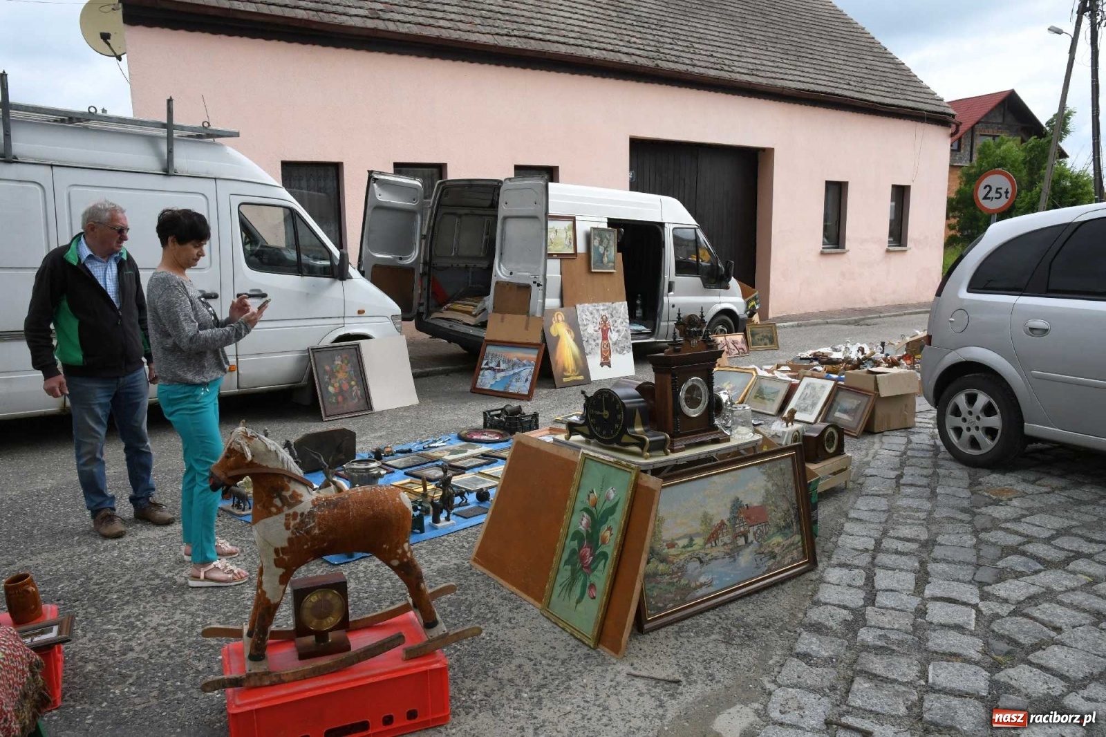 Zdjęcie w galerii na portalu naszraciborz.pl: I krzanowicki jarmark staroci. Sprzedający nie zawiedli [FOTO i WIDEO] wiadomości z regionu