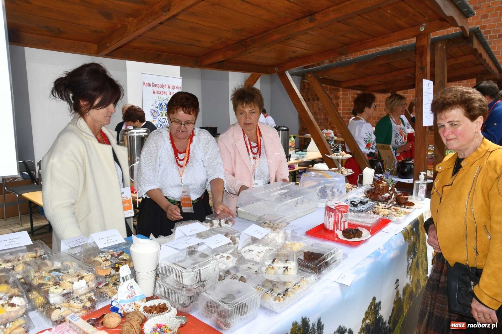 Zdjęcie w galerii na portalu naszraciborz.pl: Kulebele z modrą kapustą, czyli zamkowy dziedziniec tonie w śląskich smakach wiadomości z regionu