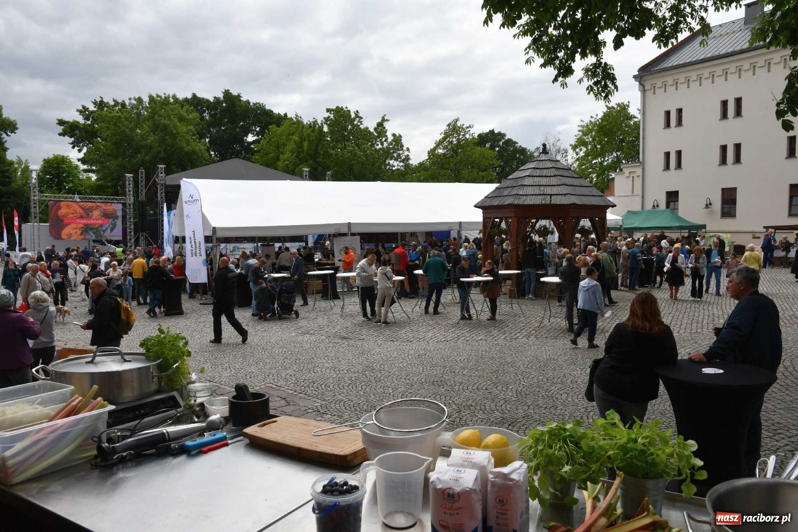 Zdjęcie w galerii na portalu naszraciborz.pl: Kulebele z modrą kapustą, czyli zamkowy dziedziniec tonie w śląskich smakach wiadomości z regionu