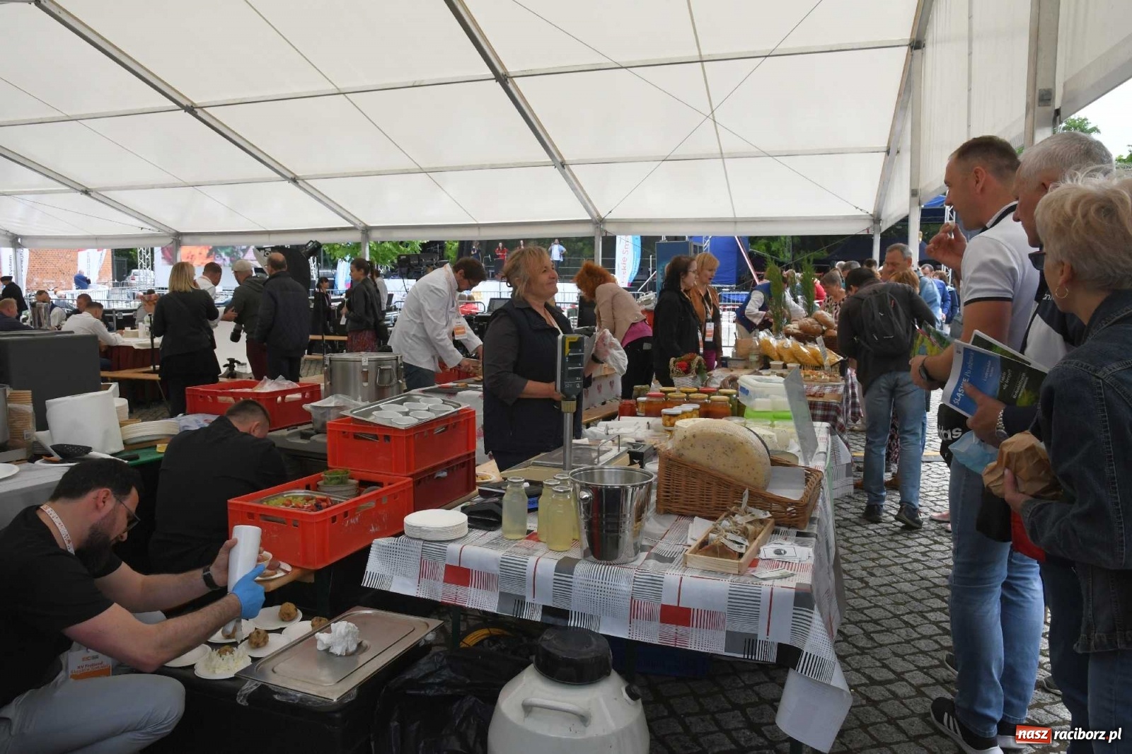 Zdjęcie w galerii na portalu naszraciborz.pl: Kulebele z modrą kapustą, czyli zamkowy dziedziniec tonie w śląskich smakach wiadomości z regionu