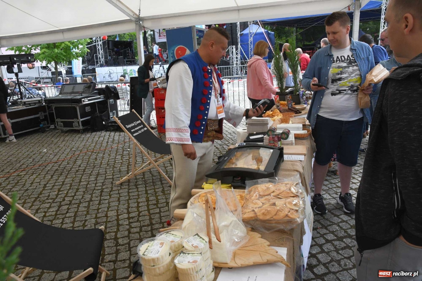 Zdjęcie w galerii na portalu naszraciborz.pl: Kulebele z modrą kapustą, czyli zamkowy dziedziniec tonie w śląskich smakach wiadomości z regionu
