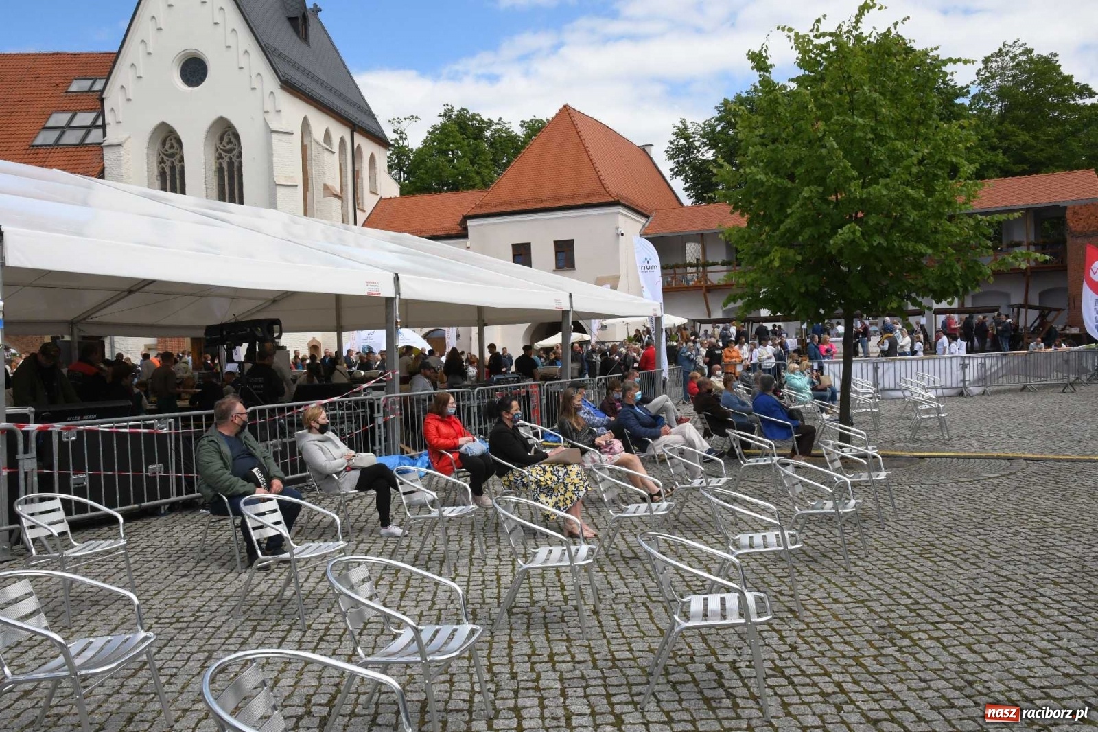Zdjęcie w galerii na portalu naszraciborz.pl: Kulebele z modrą kapustą, czyli zamkowy dziedziniec tonie w śląskich smakach wiadomości z regionu