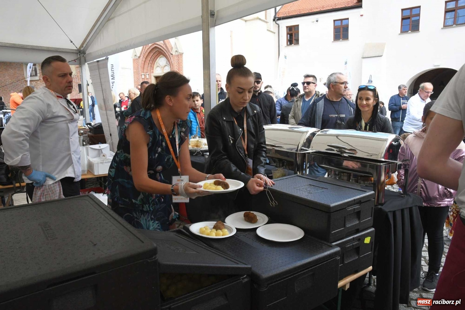 Zdjęcie w galerii na portalu naszraciborz.pl: Kulebele z modrą kapustą, czyli zamkowy dziedziniec tonie w śląskich smakach wiadomości z regionu
