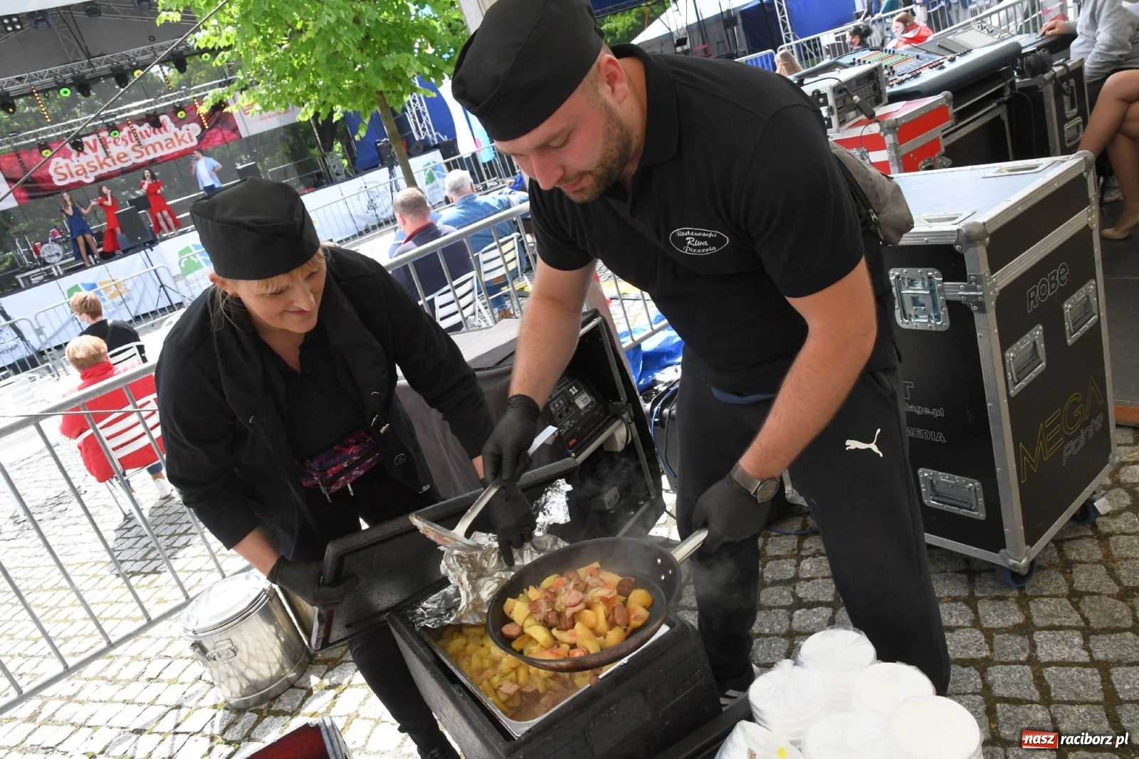 Zdjęcie w galerii na portalu naszraciborz.pl: Kulebele z modrą kapustą, czyli zamkowy dziedziniec tonie w śląskich smakach wiadomości z regionu