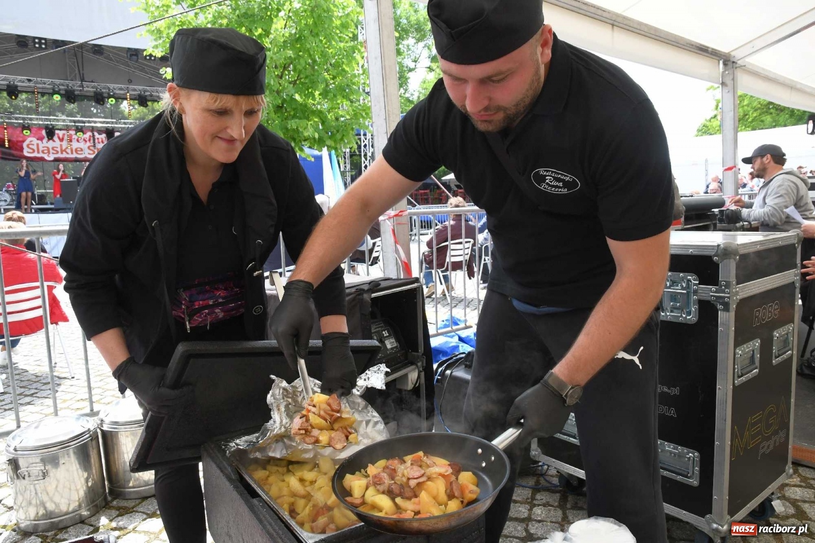 Zdjęcie w galerii na portalu naszraciborz.pl: Kulebele z modrą kapustą, czyli zamkowy dziedziniec tonie w śląskich smakach wiadomości z regionu