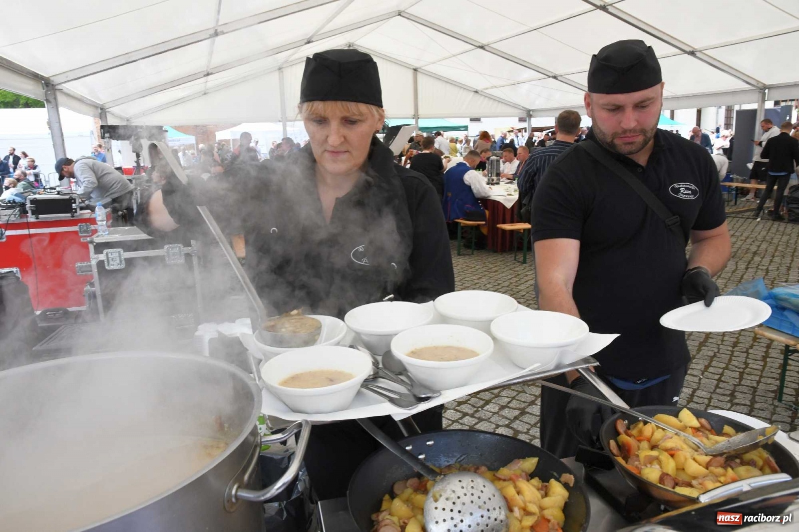 Zdjęcie w galerii na portalu naszraciborz.pl: Kulebele z modrą kapustą, czyli zamkowy dziedziniec tonie w śląskich smakach wiadomości z regionu