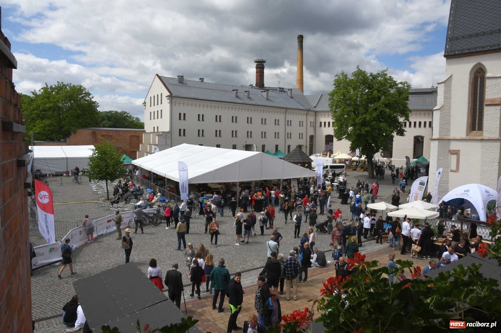 Zdjęcie w galerii na portalu naszraciborz.pl: Kulebele z modrą kapustą, czyli zamkowy dziedziniec tonie w śląskich smakach wiadomości z regionu