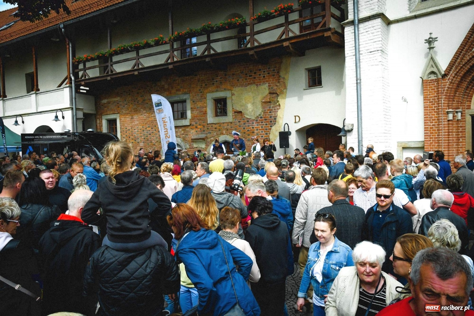 Zdjęcie w galerii na portalu naszraciborz.pl: Kulebele z modrą kapustą, czyli zamkowy dziedziniec tonie w śląskich smakach wiadomości z regionu