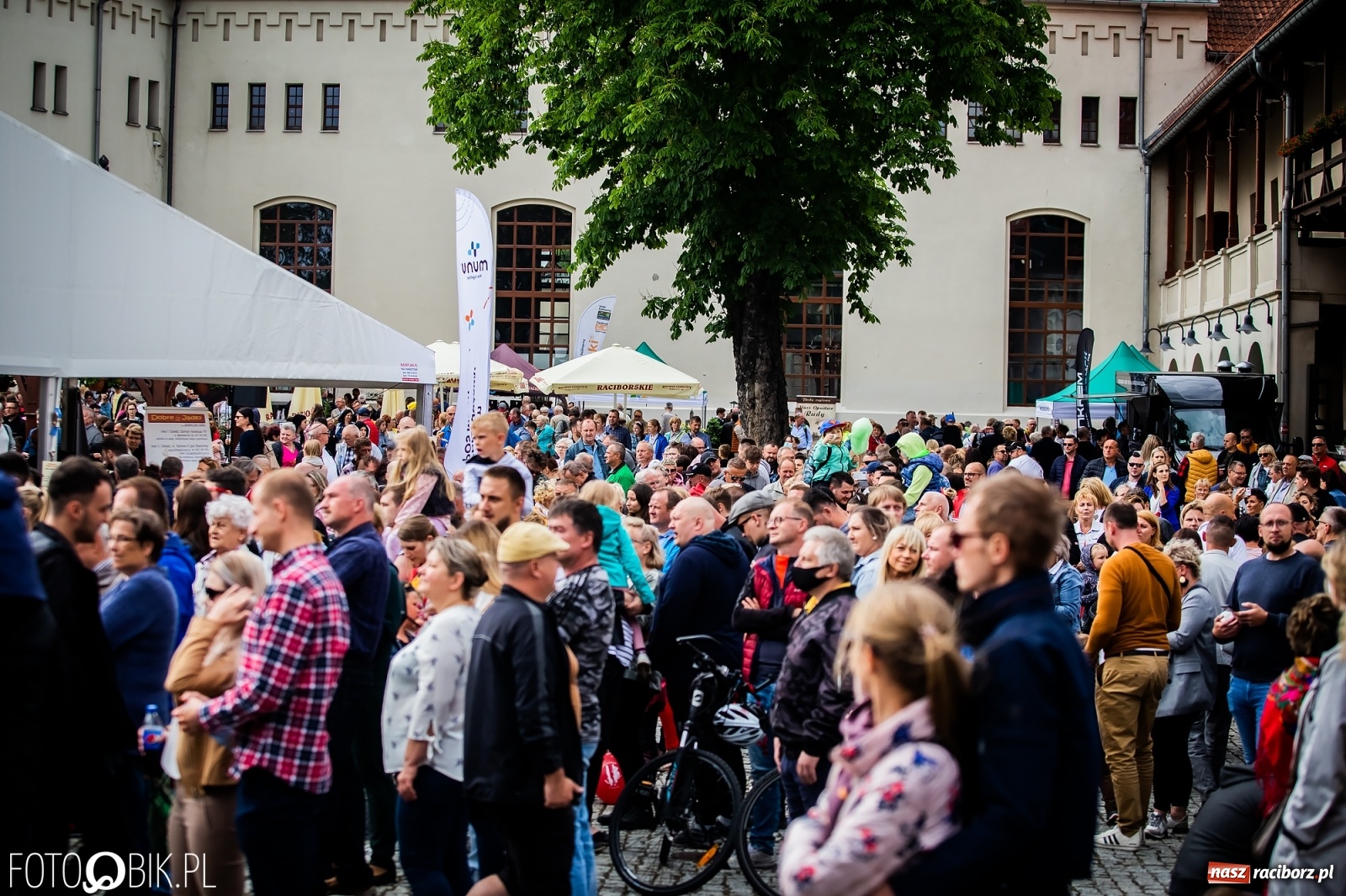 Zdjęcie w galerii na portalu naszraciborz.pl: Kulebele z modrą kapustą, czyli zamkowy dziedziniec tonie w śląskich smakach wiadomości z regionu