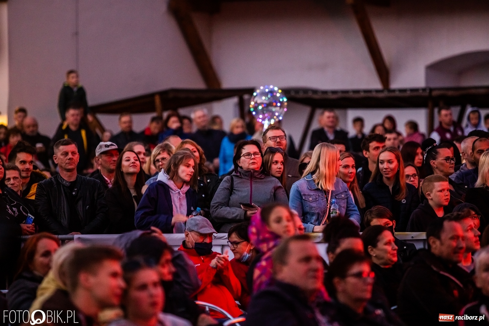 Zdjęcie w galerii na portalu naszraciborz.pl: Nietykalni, czyli Kombi na zamku w Raciborzu wiadomości z regionu