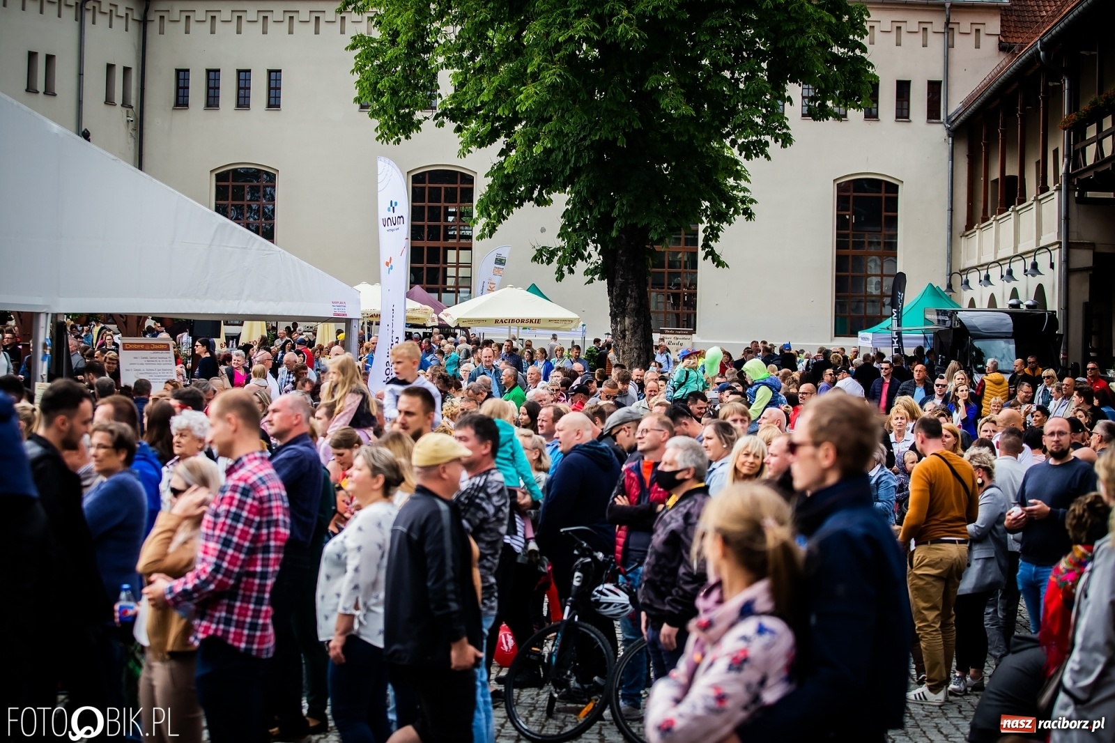 Zdjęcie w galerii na portalu naszraciborz.pl: Zee Zee Woo i VIDEO na zamkowej scenie wiadomości z regionu