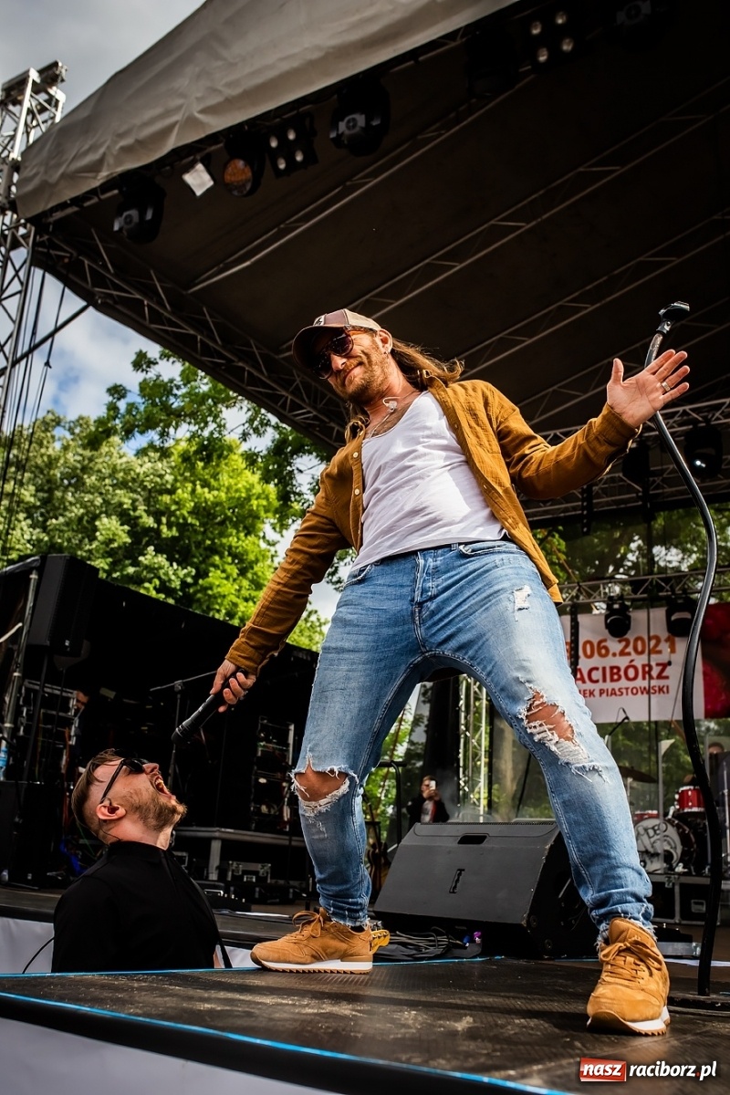 Zdjęcie w galerii na portalu naszraciborz.pl: Zee Zee Woo i VIDEO na zamkowej scenie wiadomości z regionu