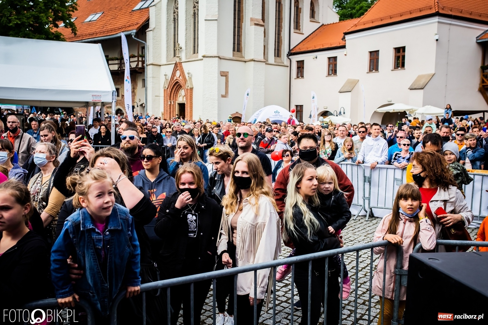 Zdjęcie w galerii na portalu naszraciborz.pl: Zee Zee Woo i VIDEO na zamkowej scenie wiadomości z regionu