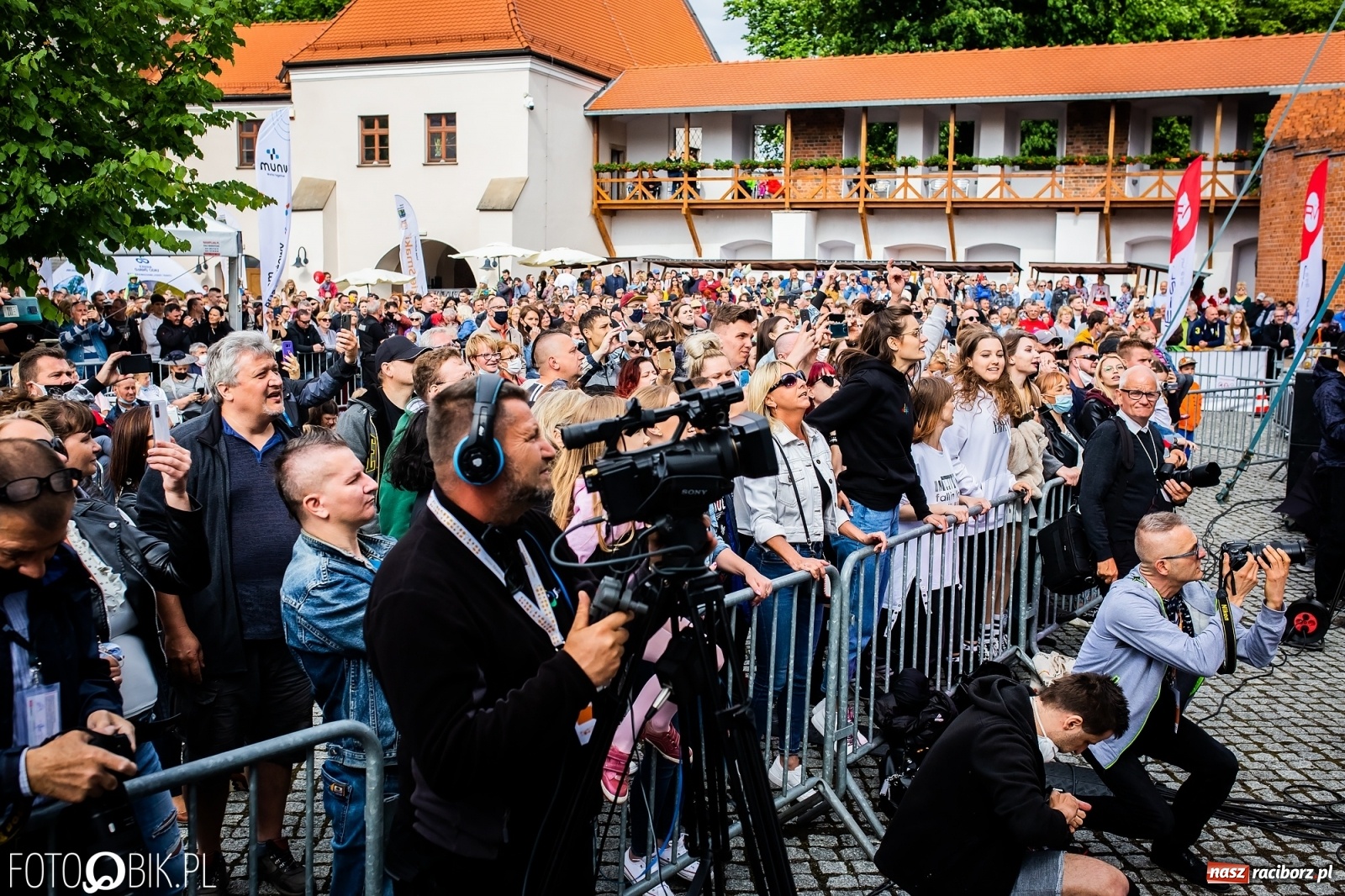 Zdjęcie w galerii na portalu naszraciborz.pl: Zee Zee Woo i VIDEO na zamkowej scenie wiadomości z regionu