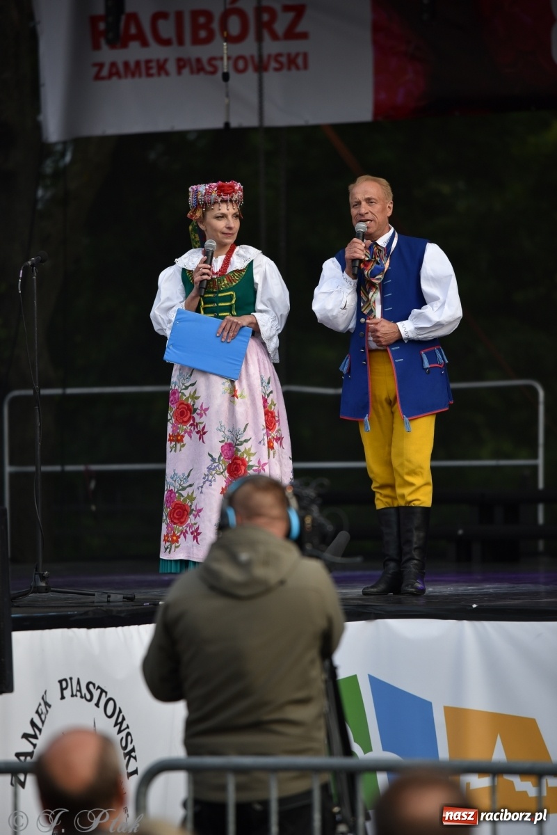 Zdjęcie w galerii na portalu naszraciborz.pl: Śląsk zabrał raciborzan w muzyczno-taneczną podróż po świecie wiadomości z regionu