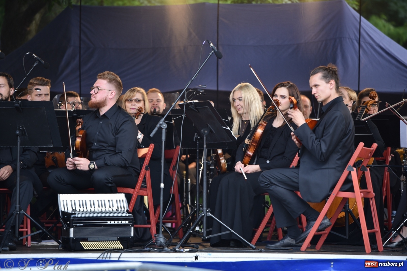 Zdjęcie w galerii na portalu naszraciborz.pl: Śląsk zabrał raciborzan w muzyczno-taneczną podróż po świecie wiadomości z regionu