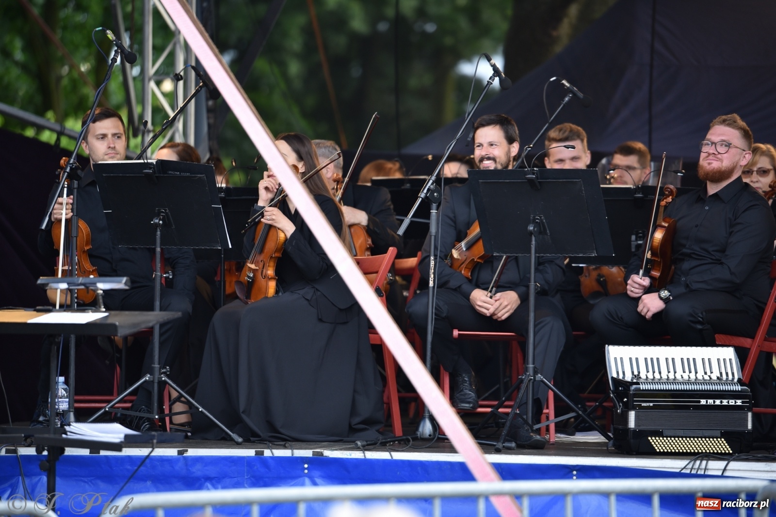 Zdjęcie w galerii na portalu naszraciborz.pl: Śląsk zabrał raciborzan w muzyczno-taneczną podróż po świecie wiadomości z regionu