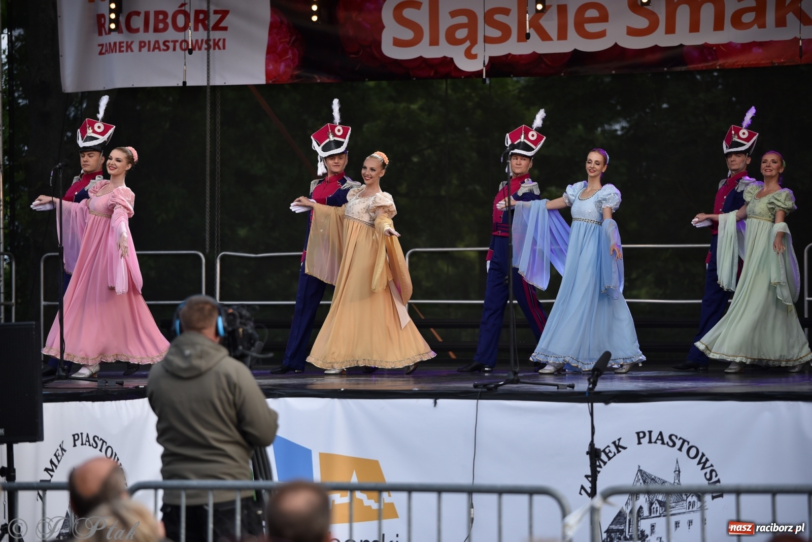 Zdjęcie w galerii na portalu naszraciborz.pl: Śląsk zabrał raciborzan w muzyczno-taneczną podróż po świecie wiadomości z regionu