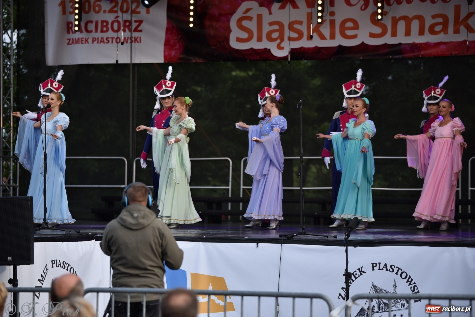 Zdjęcie w galerii na portalu naszraciborz.pl: Śląsk zabrał raciborzan w muzyczno-taneczną podróż po świecie wiadomości z regionu