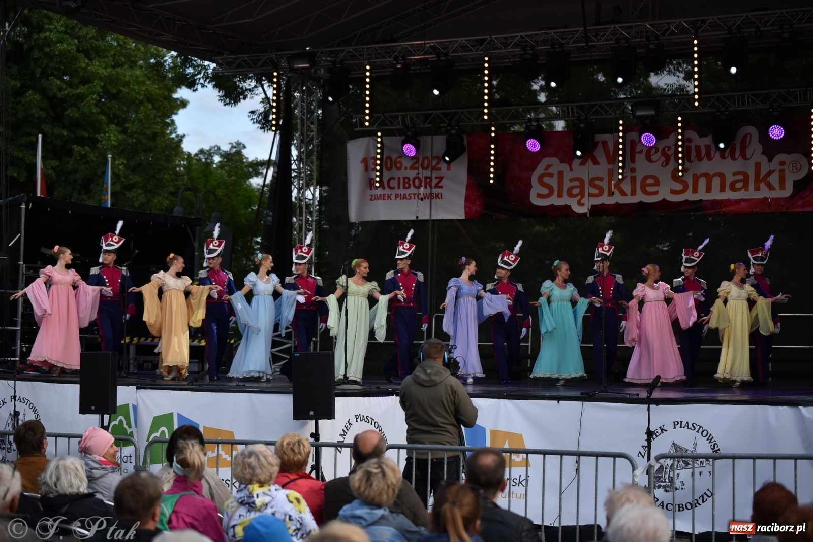 Zdjęcie w galerii na portalu naszraciborz.pl: Śląsk zabrał raciborzan w muzyczno-taneczną podróż po świecie wiadomości z regionu