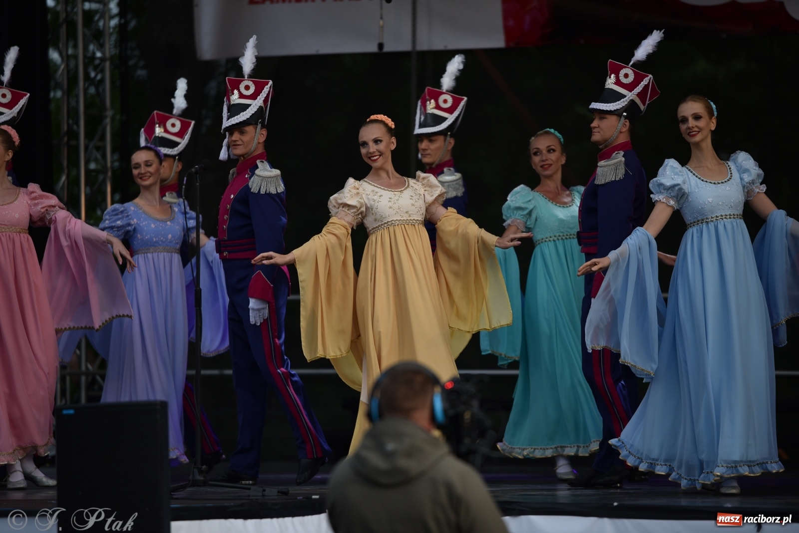 Zdjęcie w galerii na portalu naszraciborz.pl: Śląsk zabrał raciborzan w muzyczno-taneczną podróż po świecie wiadomości z regionu