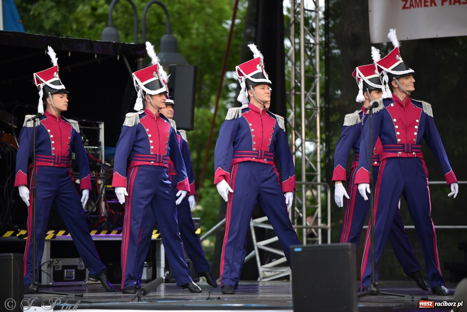 Zdjęcie w galerii na portalu naszraciborz.pl: Śląsk zabrał raciborzan w muzyczno-taneczną podróż po świecie wiadomości z regionu