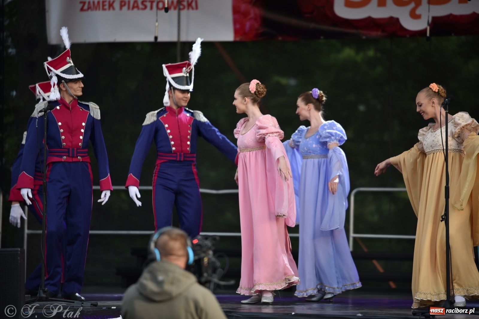 Zdjęcie w galerii na portalu naszraciborz.pl: Śląsk zabrał raciborzan w muzyczno-taneczną podróż po świecie wiadomości z regionu