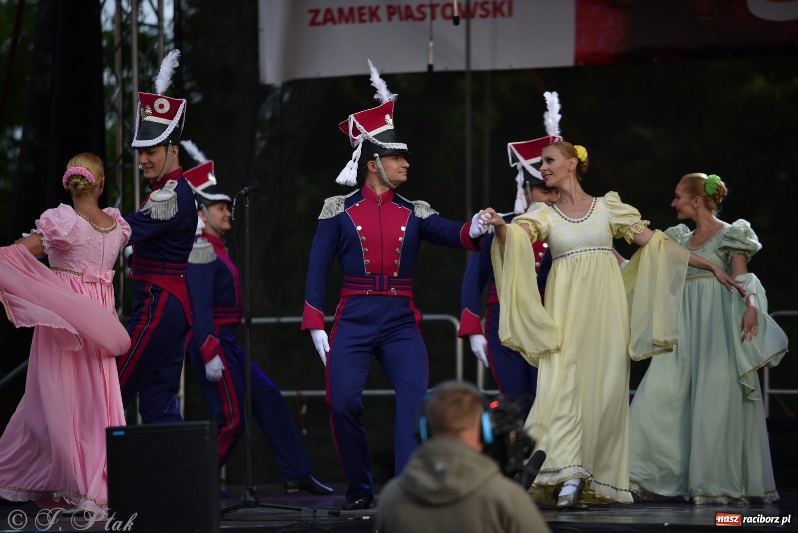 Zdjęcie w galerii na portalu naszraciborz.pl: Śląsk zabrał raciborzan w muzyczno-taneczną podróż po świecie wiadomości z regionu