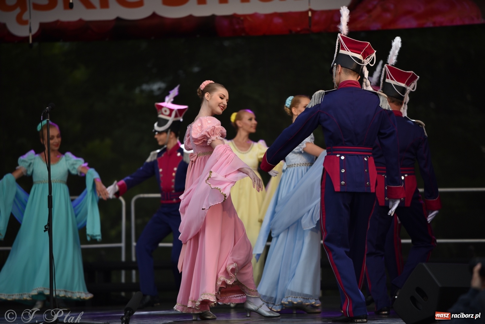 Zdjęcie w galerii na portalu naszraciborz.pl: Śląsk zabrał raciborzan w muzyczno-taneczną podróż po świecie wiadomości z regionu