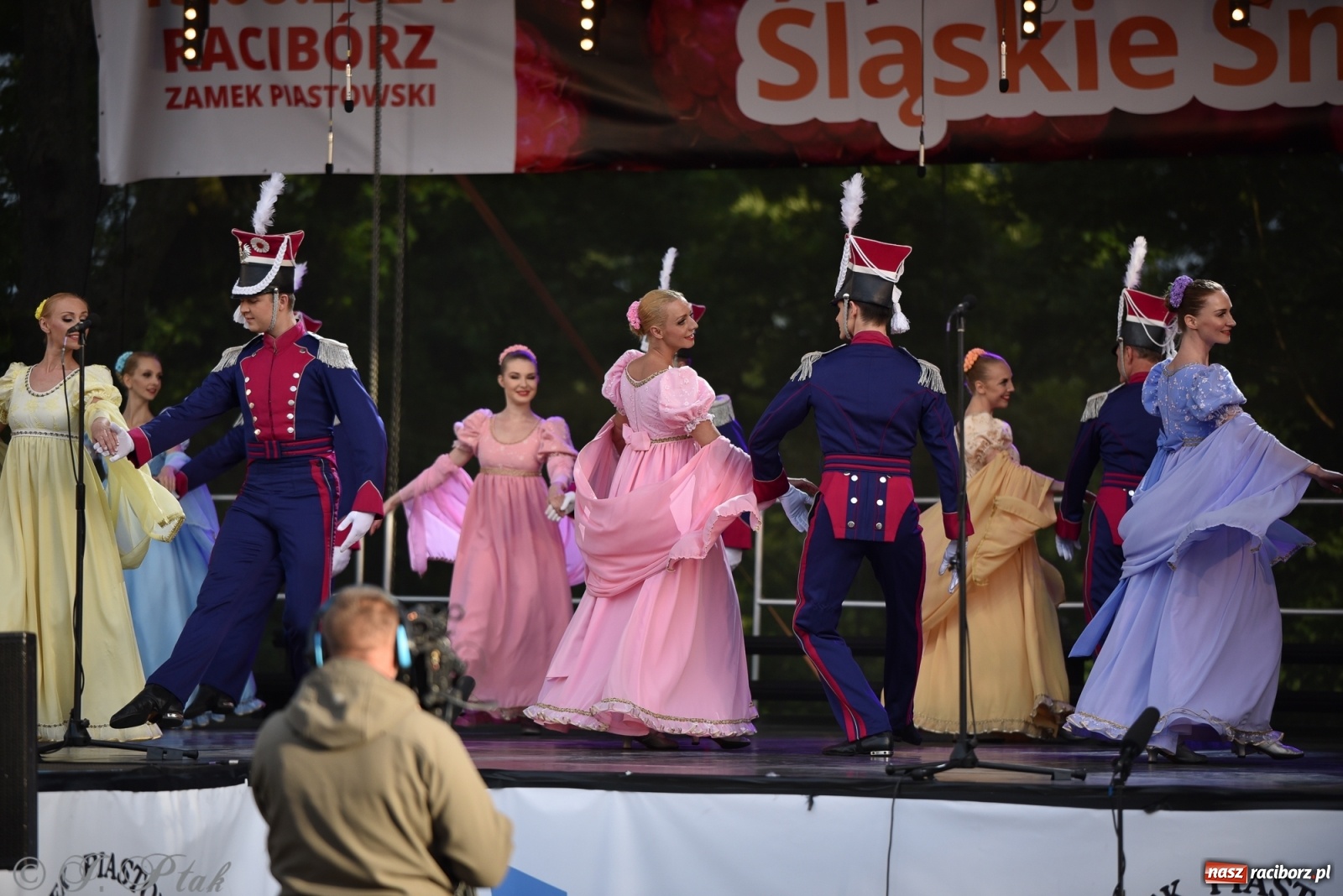 Zdjęcie w galerii na portalu naszraciborz.pl: Śląsk zabrał raciborzan w muzyczno-taneczną podróż po świecie wiadomości z regionu