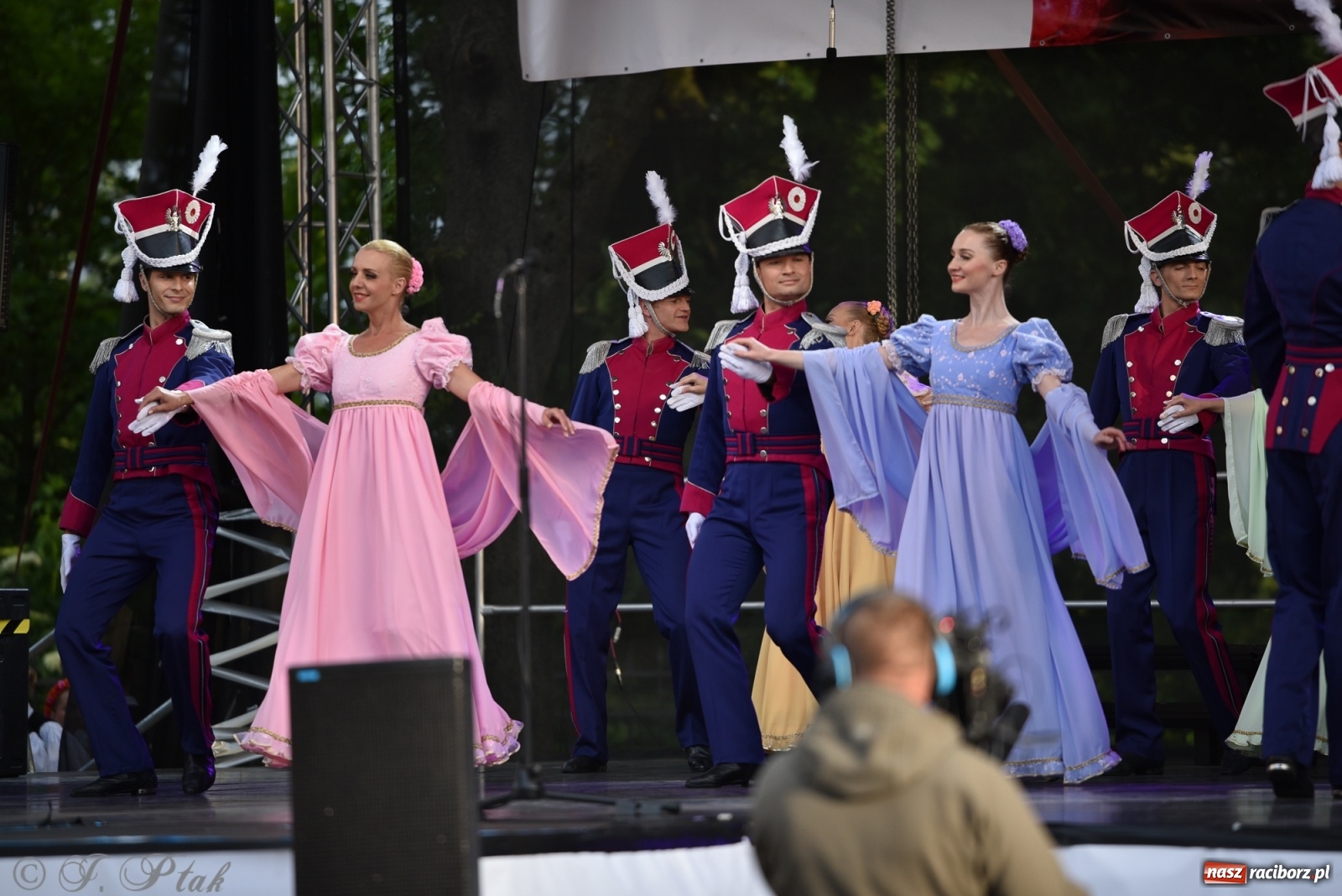 Zdjęcie w galerii na portalu naszraciborz.pl: Śląsk zabrał raciborzan w muzyczno-taneczną podróż po świecie wiadomości z regionu