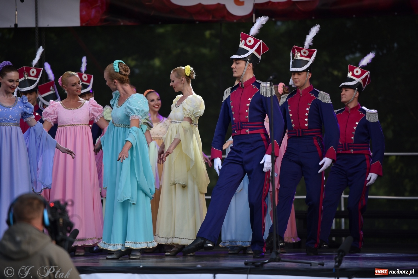 Zdjęcie w galerii na portalu naszraciborz.pl: Śląsk zabrał raciborzan w muzyczno-taneczną podróż po świecie wiadomości z regionu