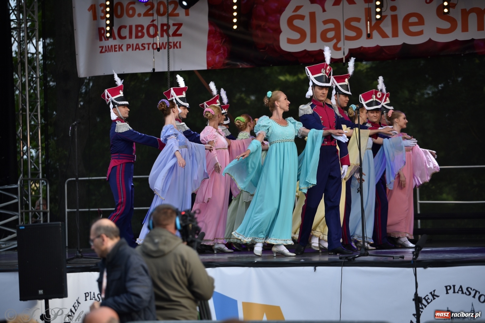 Zdjęcie w galerii na portalu naszraciborz.pl: Śląsk zabrał raciborzan w muzyczno-taneczną podróż po świecie wiadomości z regionu