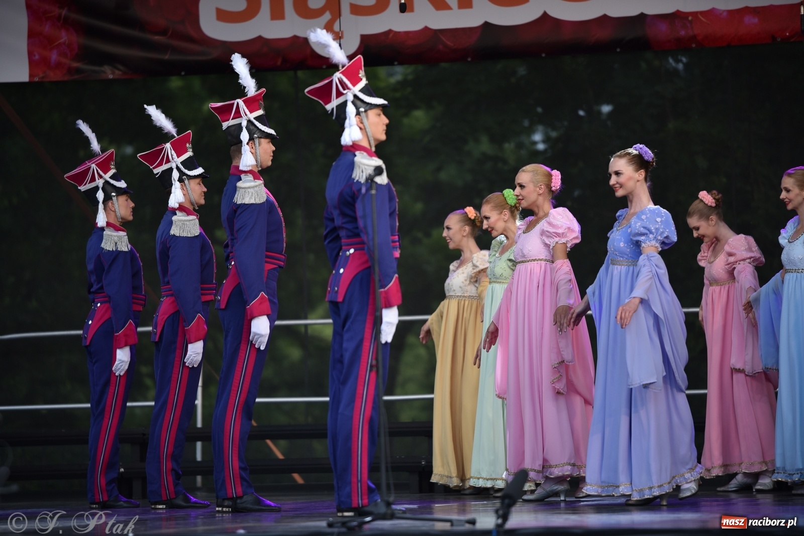 Zdjęcie w galerii na portalu naszraciborz.pl: Śląsk zabrał raciborzan w muzyczno-taneczną podróż po świecie wiadomości z regionu