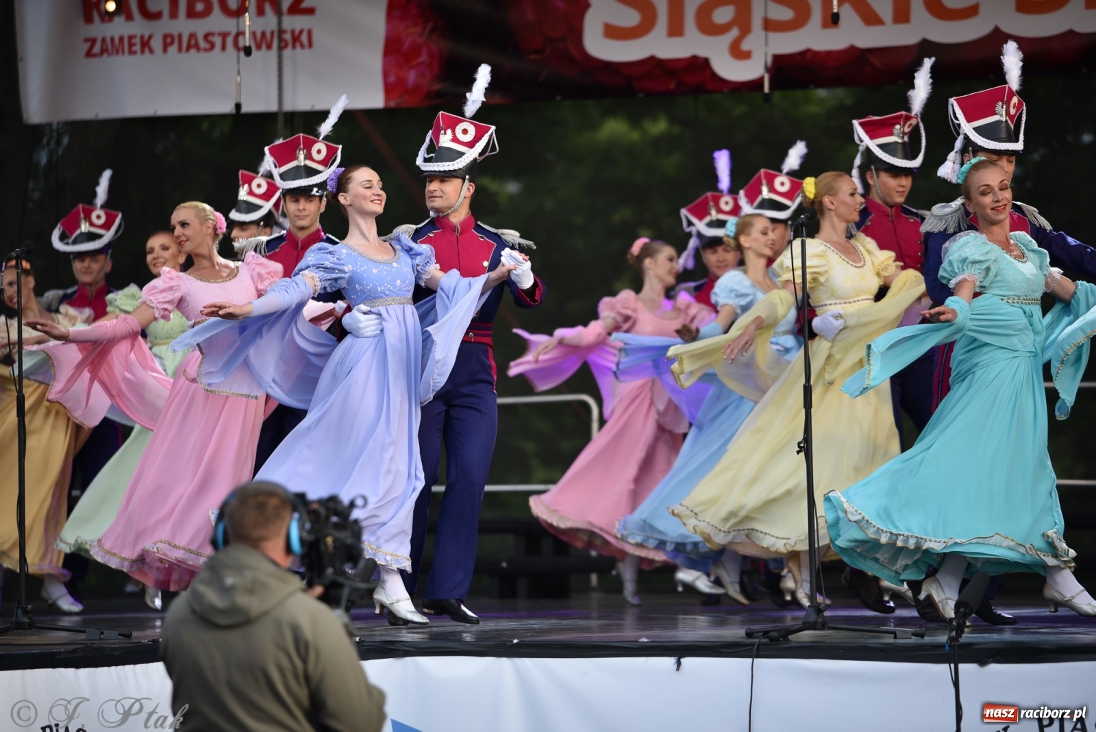 Zdjęcie w galerii na portalu naszraciborz.pl: Śląsk zabrał raciborzan w muzyczno-taneczną podróż po świecie wiadomości z regionu