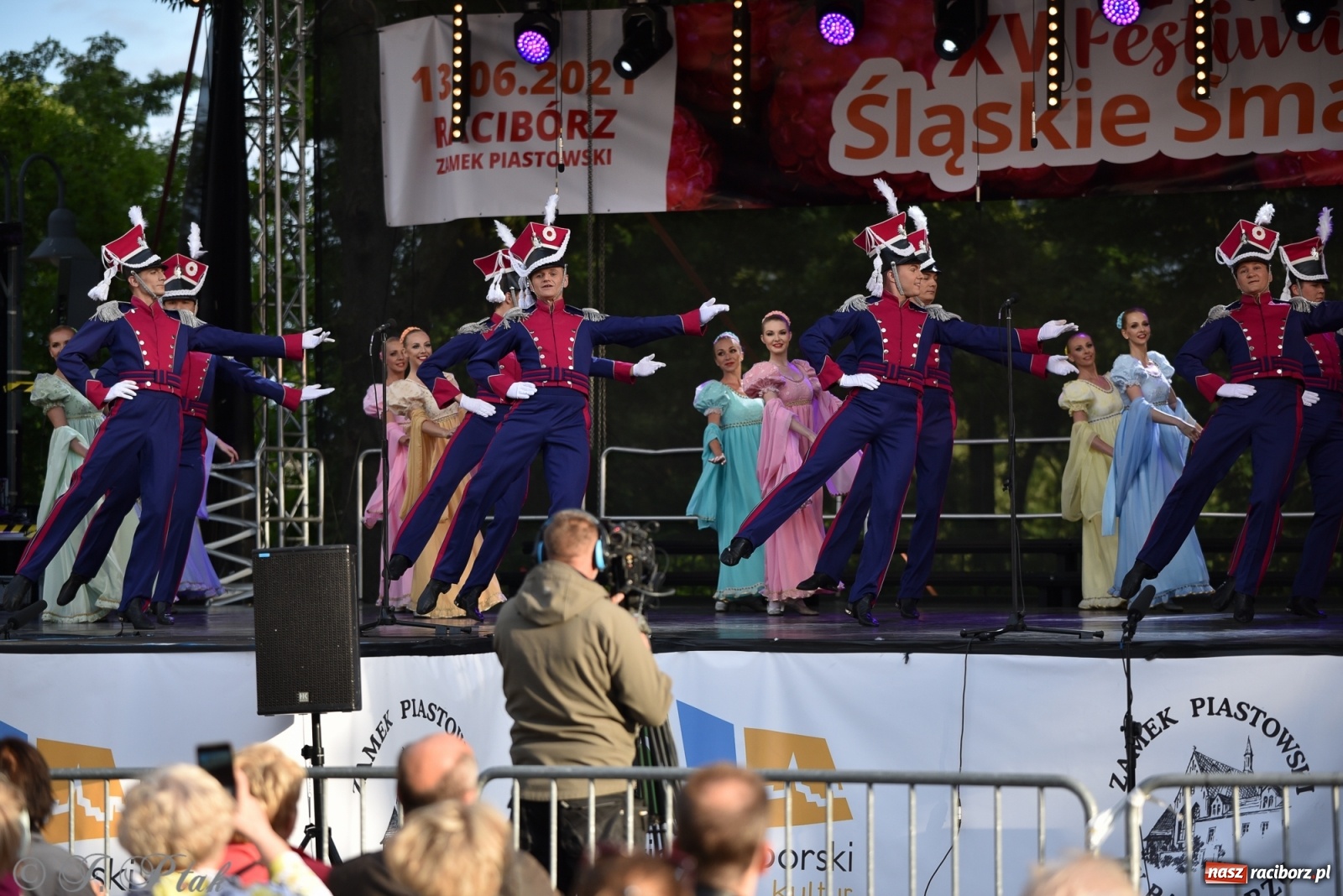 Zdjęcie w galerii na portalu naszraciborz.pl: Śląsk zabrał raciborzan w muzyczno-taneczną podróż po świecie wiadomości z regionu