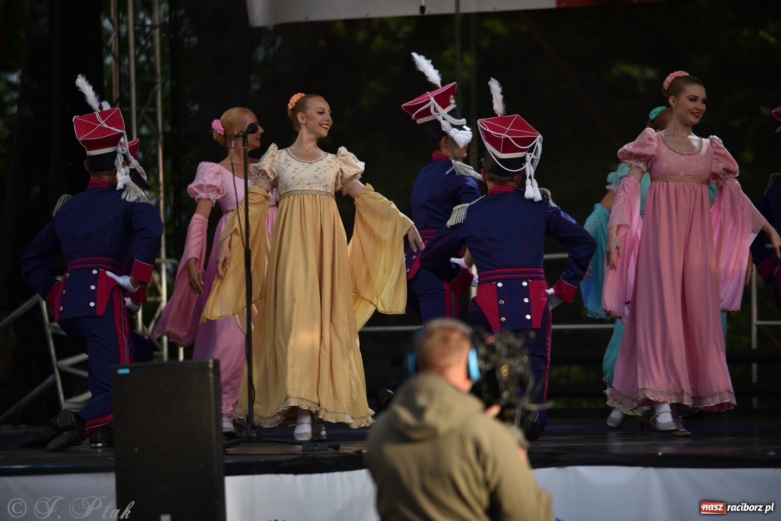 Zdjęcie w galerii na portalu naszraciborz.pl: Śląsk zabrał raciborzan w muzyczno-taneczną podróż po świecie wiadomości z regionu
